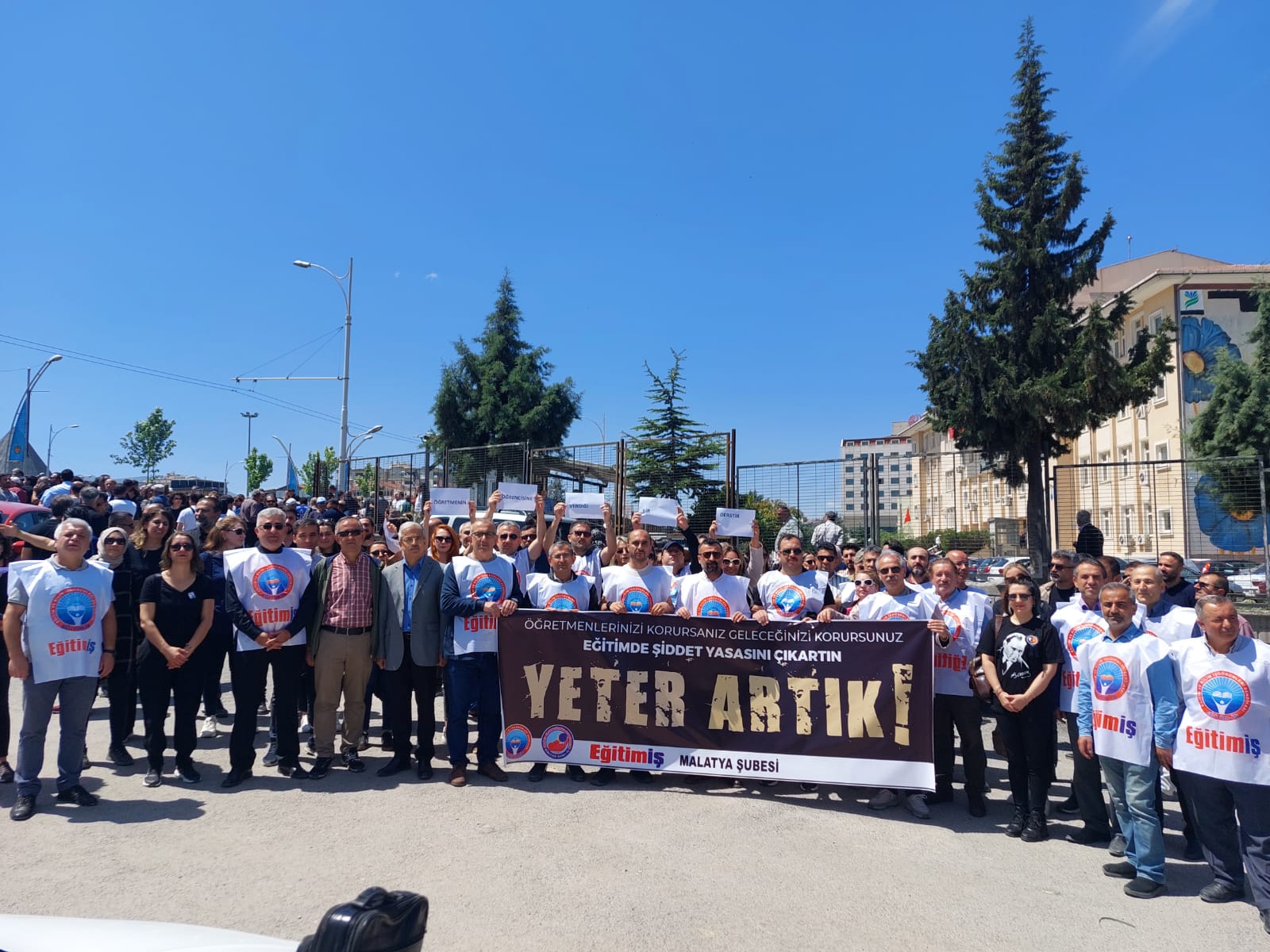  ÖĞRETMENE ŞİDDETE DUR DEMEK İÇİN 1 GÜNLÜK İŞ BIRAKTIK